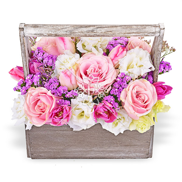 Розовый сад – стильная композиция из роз, тюльпанов и эустомы Розовый сад - ящик с розовыми розами
